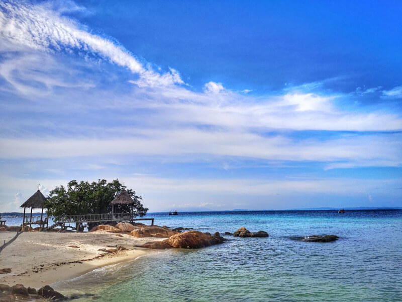 ศาลาตรงชายหาดบนเกาะมันนอก