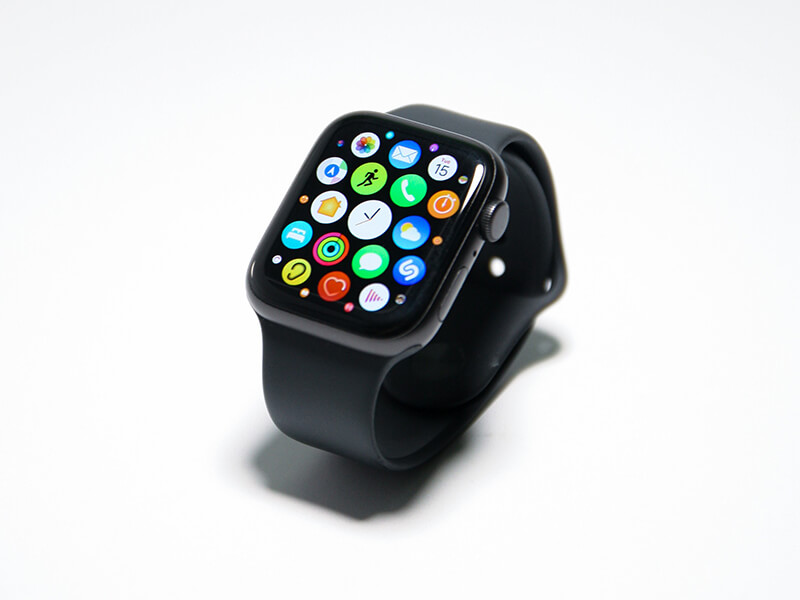 Apple Watch SE วางอยู่บนโต๊ะ