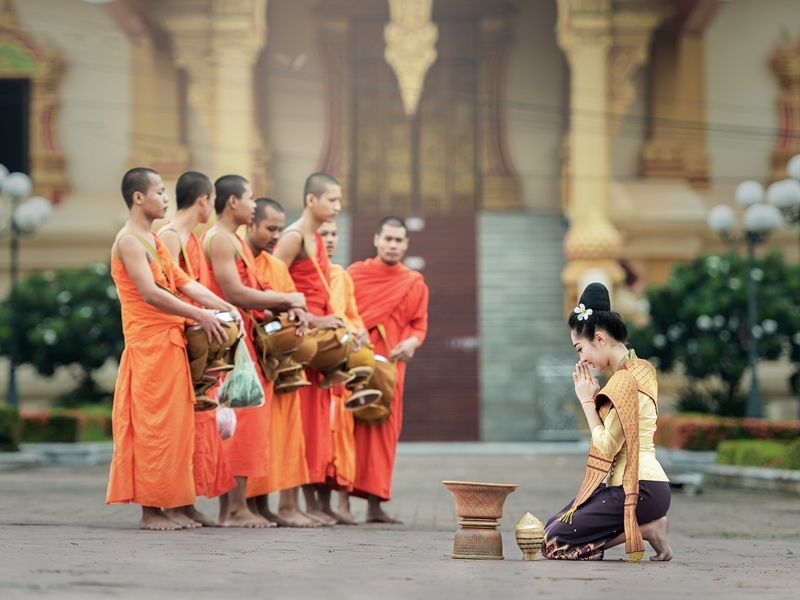 ใส่บาตรกับพระสงฆ์