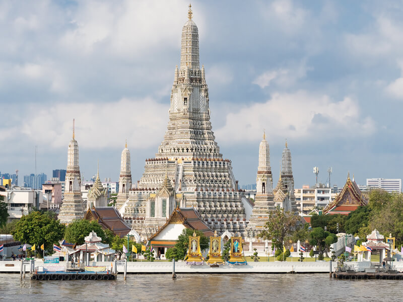 พระปรางค์วัดอรุณ ที่ตั้งตระหง่านอยู่ริมแม่น้ำเจ้าพระยา